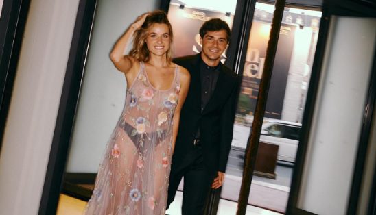 Kelly Bailey aposta em vestido transparente e cuecas à mostra nos Globos de Ouro