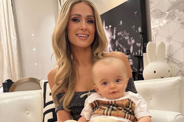Paris Hilton exibe o filho e fãs acham que a criança tem uma doença