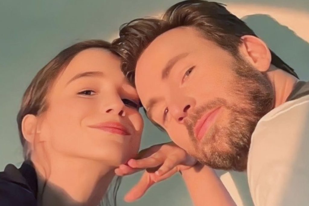 Alba Baptista regressa a Portugal após casar-se com Chris Evans