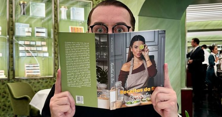 Flávio Furtado promove livro de Bruna Gomes: "Já tenho o meu"