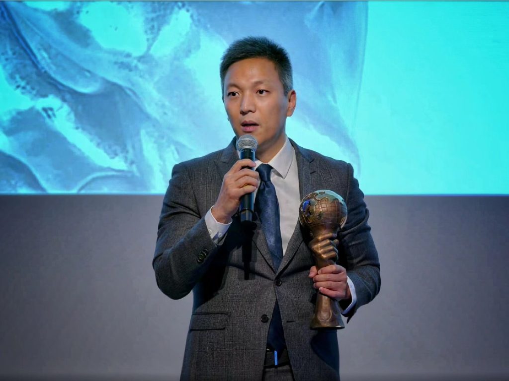 Dr. Anthony Hu Hao a receber o troféu Energy Globe Award (Imagem: Huawei)