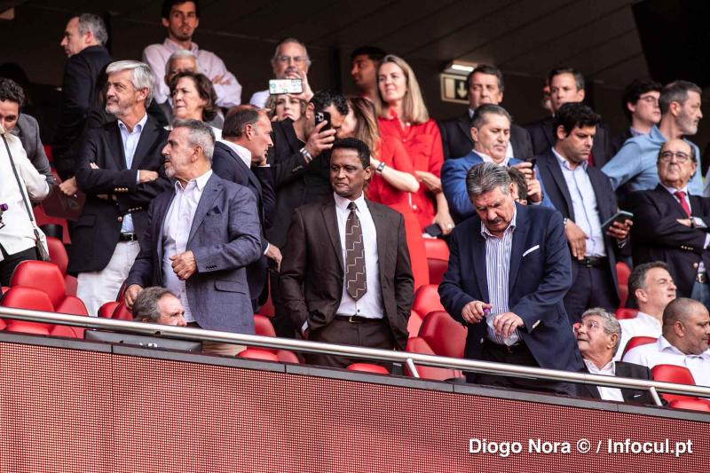 famosos-na-tribuna-presidencial-do-est-dio-da-luz-para-assistir-ao